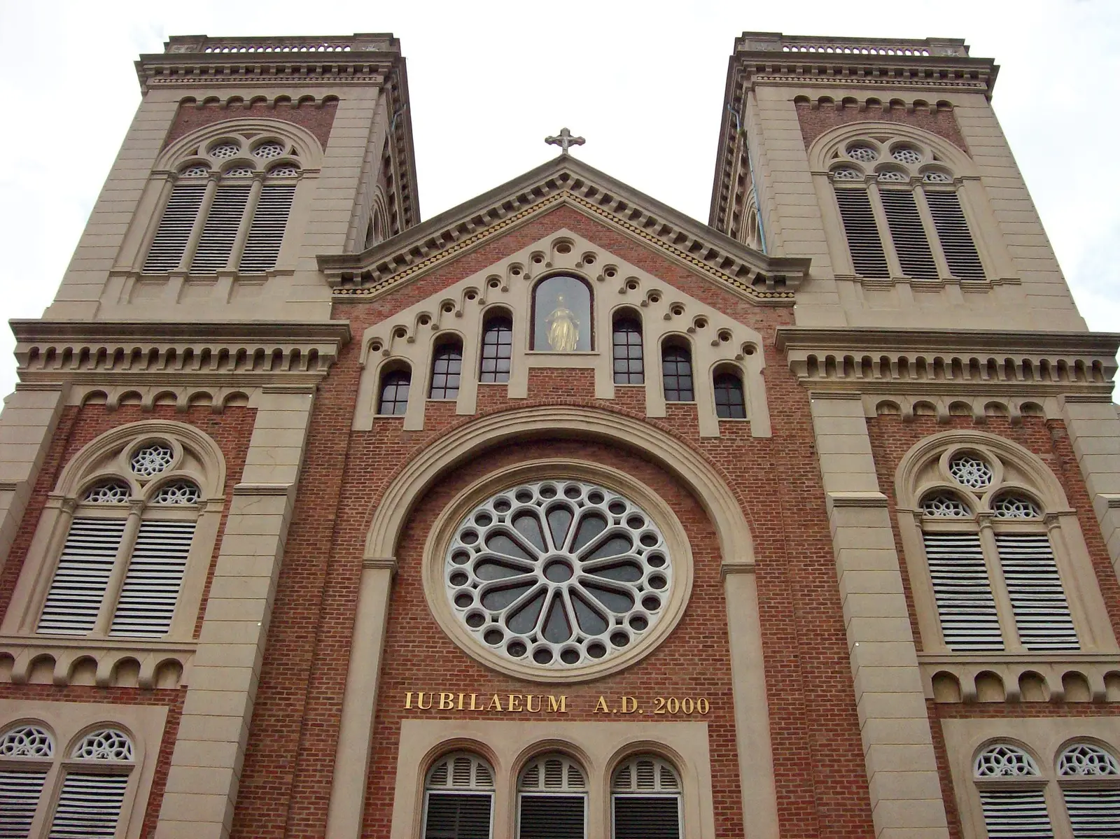 La facciata in mattoni rossi della cattedrale dell’Assunzione, con il rosone e le 2 torri