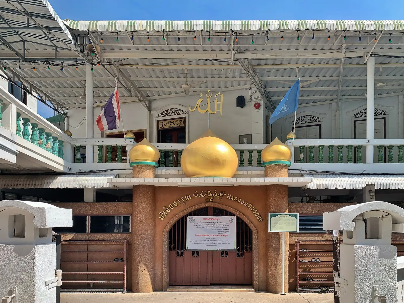 Il portale della moschea Haroon con le cupole dorate