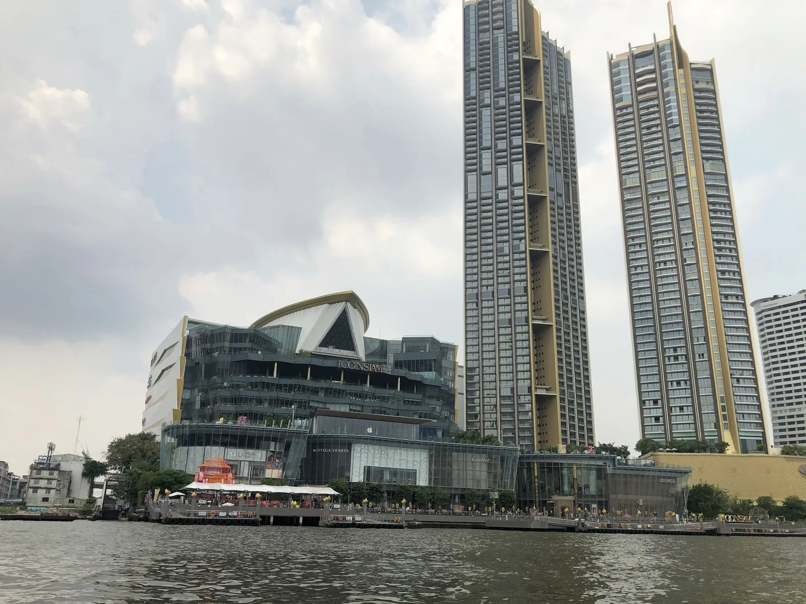 ICONSIAM e le sue torri viste dal Chao Phraya