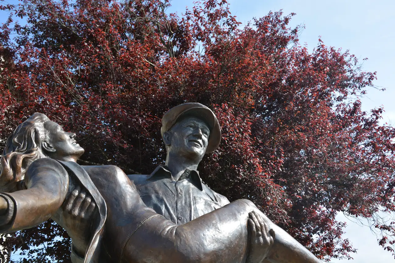 The bronze statue of the 2 leads of The Quiet Man in Cong
