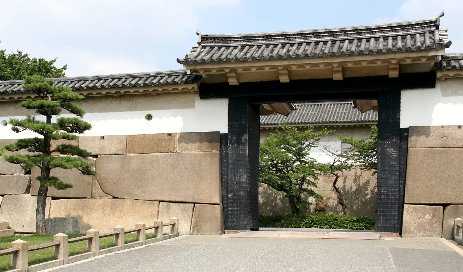 Ōtemon, the castle’s main gate: a tiled roof over a timber gateway in walls of huge stones