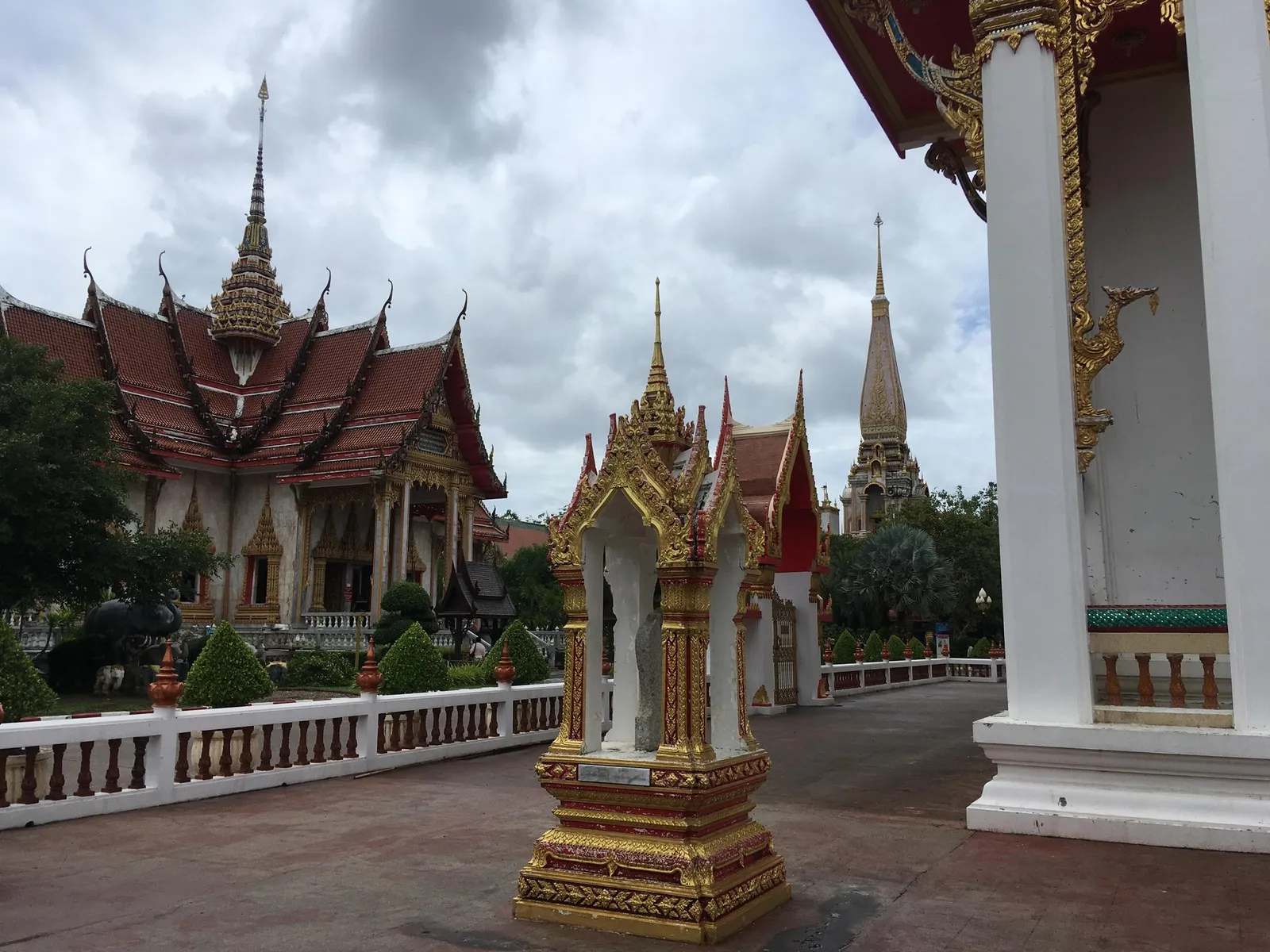 Wat Chalong: gilded roofs and a white chedi