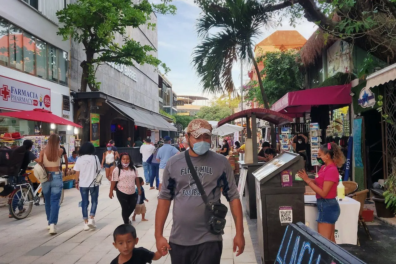 Quinta Avenida in Playa del Carmen, shops and passers-by under the palms