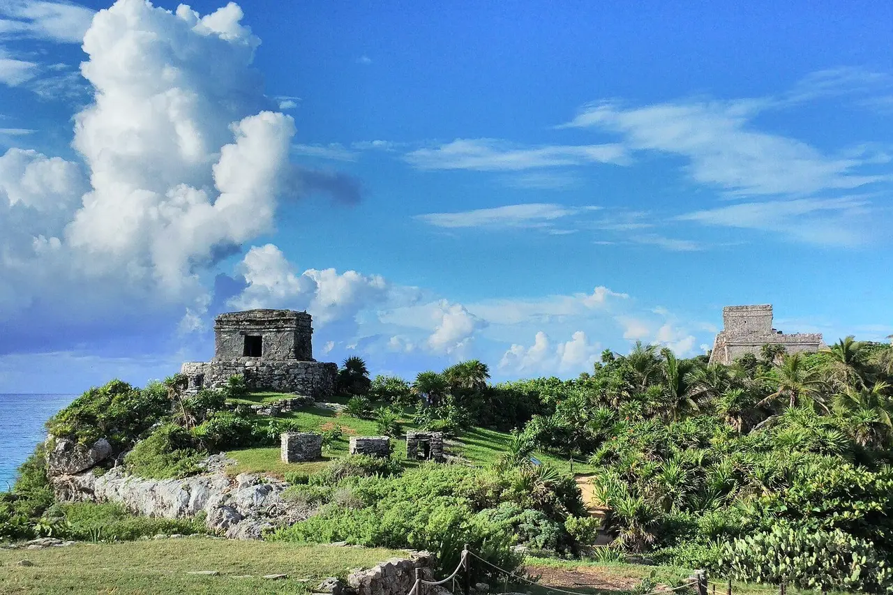 The Maya ruins of Tulum on the cliff, turquoise sea behind