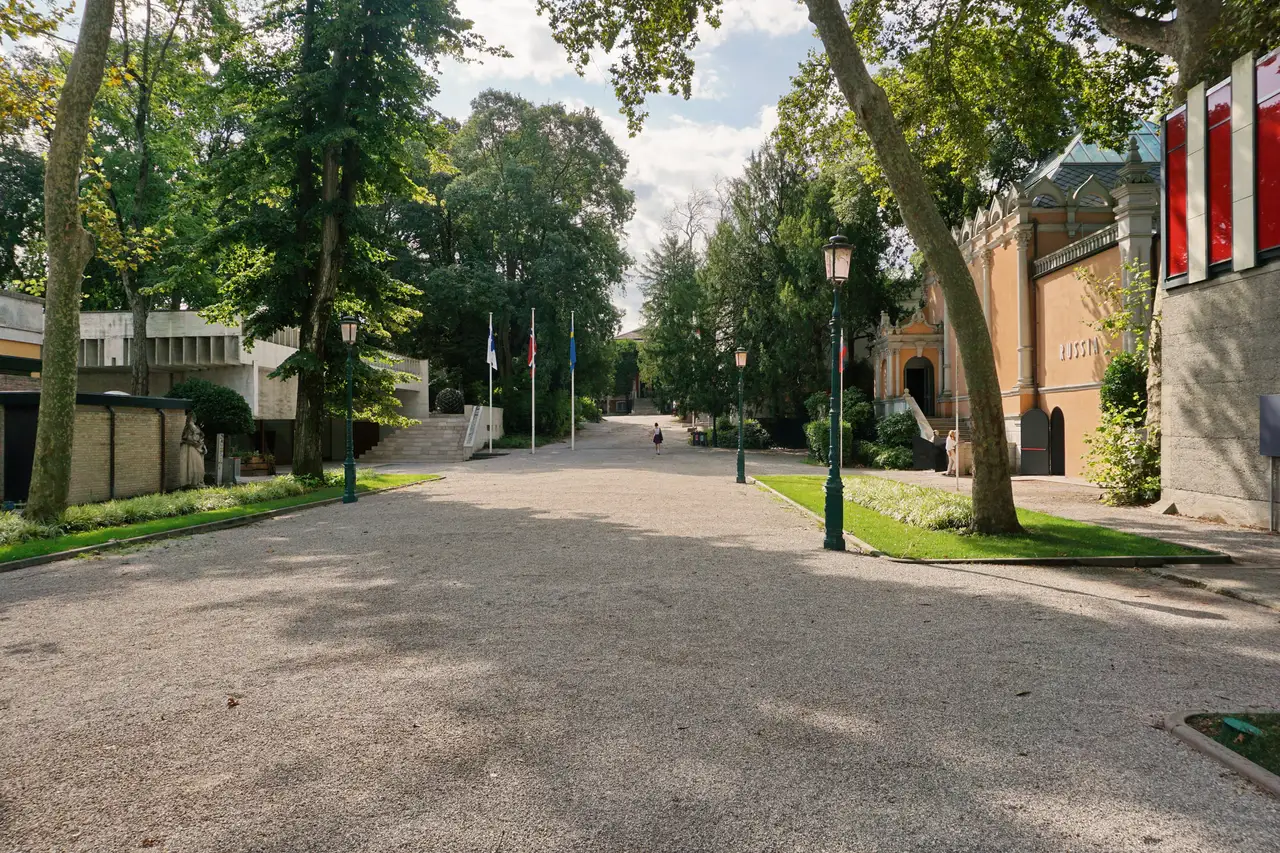 Viale Trento inside the Giardini della Biennale, between the trees and the pavilions