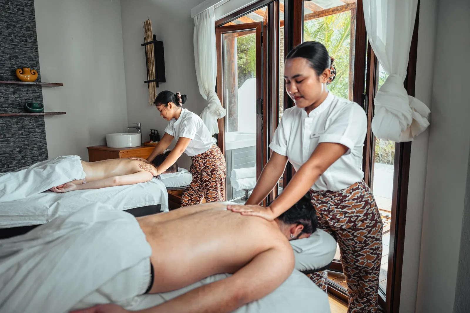 A couples’ massage at the Mandara Spa, 2 therapists at work