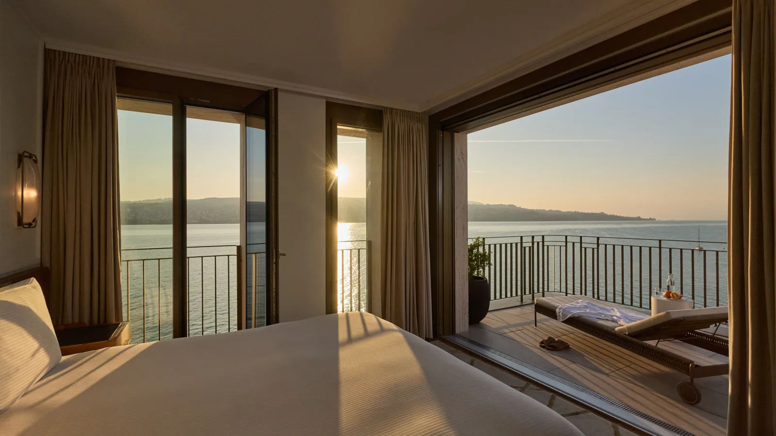 Il lago e il balcone al tramonto, visti dalla camera di Alex Lake Zürich