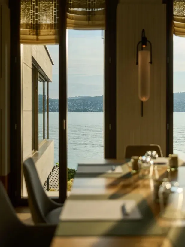 Un tavolo davanti alle finestre sul lago
