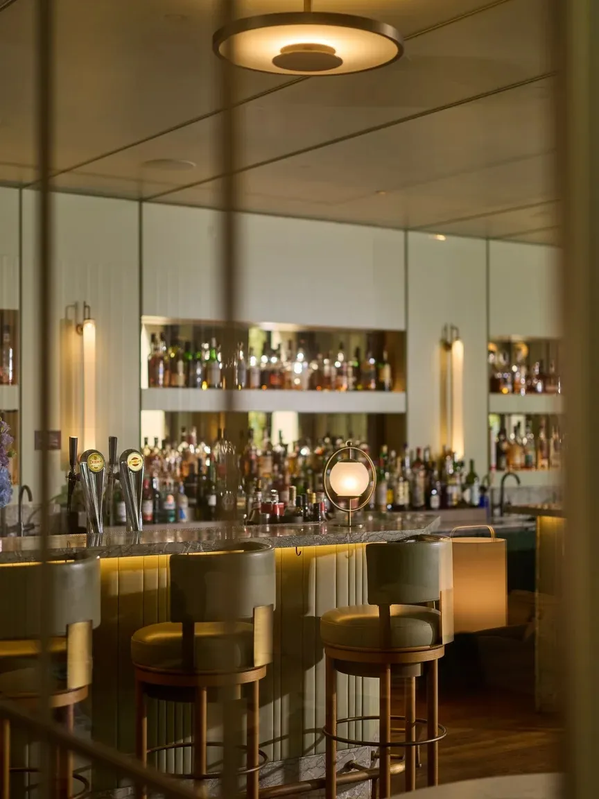 Le sedute al banco del bar
