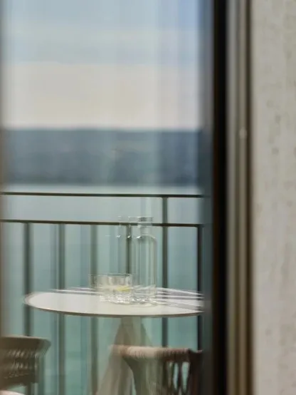 Tavolino e sedie sul balcone