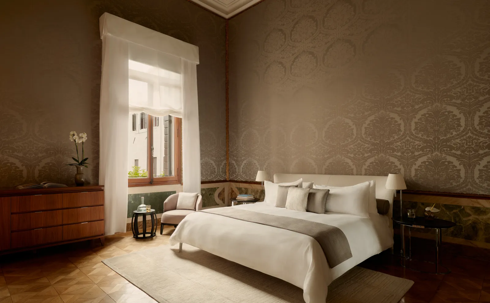 The Maddalena Stanza Canal Grande: damask silk walls, the bed and the tall window over the canal.