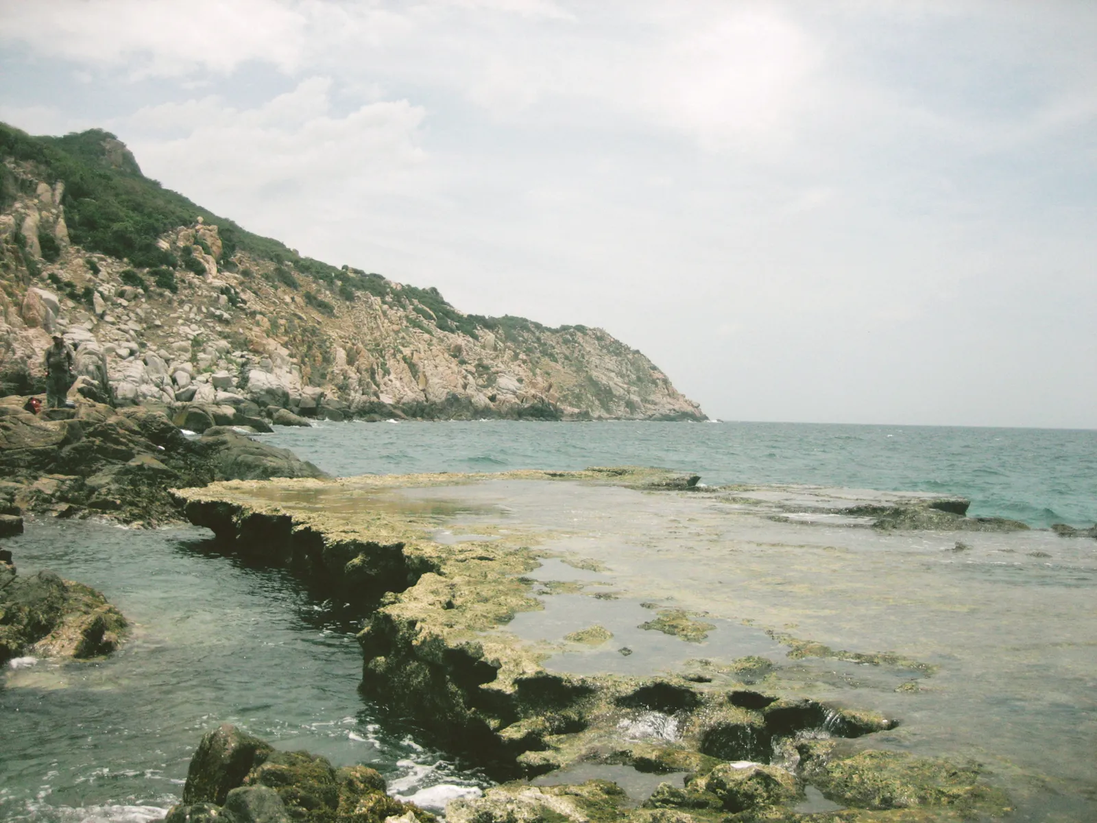 Hang Rái: coral rock exposed at the foot of the cliff
