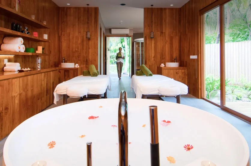 2 treatment beds and a bath at Javvu