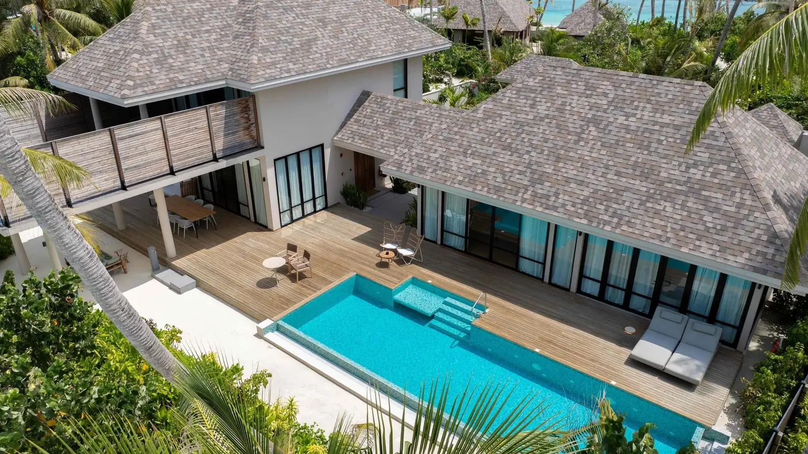 A Maavina or Moonima residence from above: the pool, the deck and the palms.