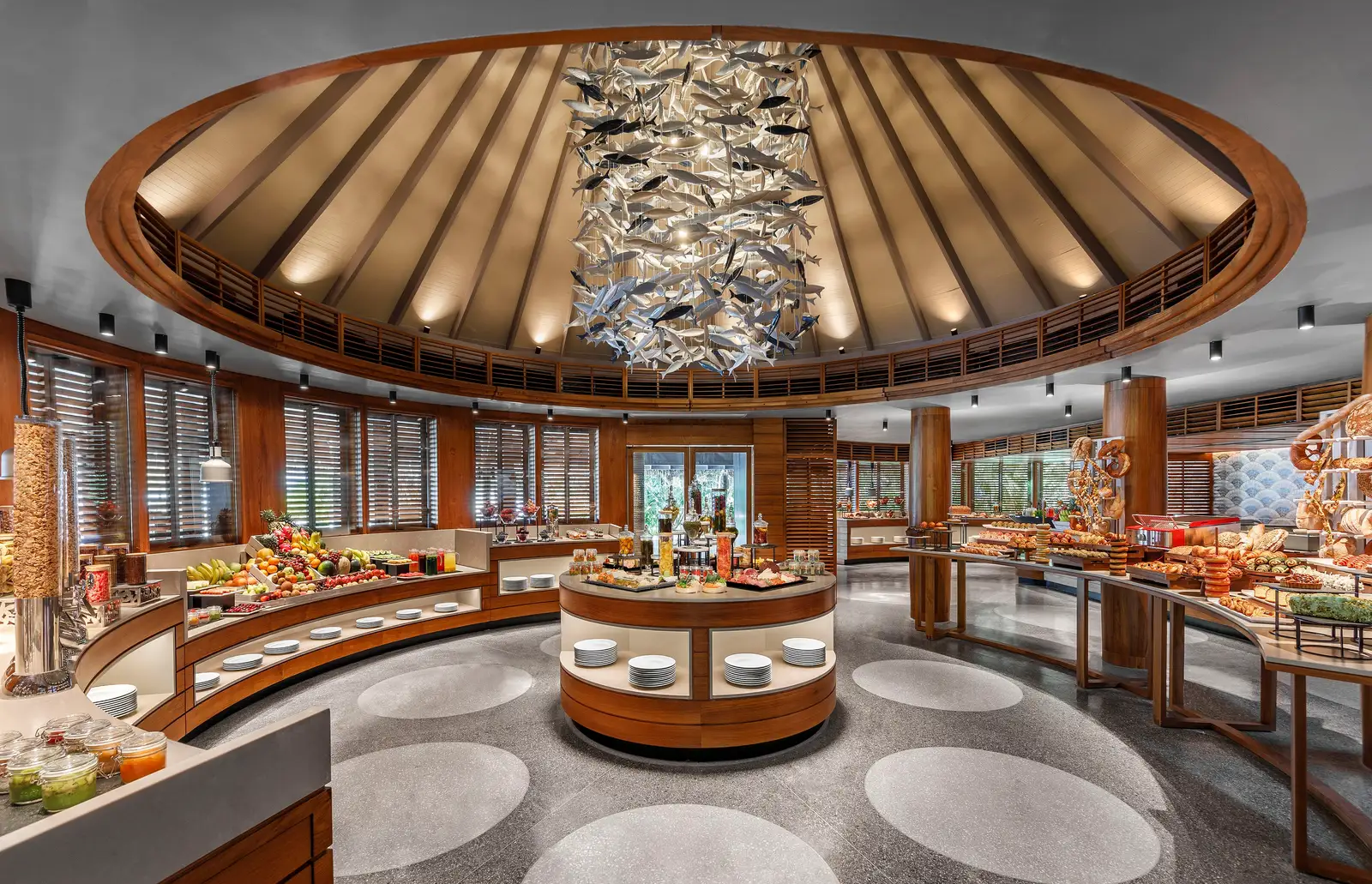 La sala circolare del Fushi Café, con il buffet al centro sotto il soffitto di legno.