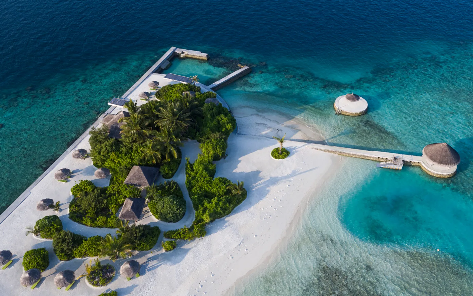 Gulhifushi dall’alto: l’isolotto del picnic, le palme, la spiaggia e il pontile con i padiglioni sull’acqua.