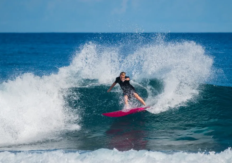 Un surfista in curva su un’onda vicino al resort.
