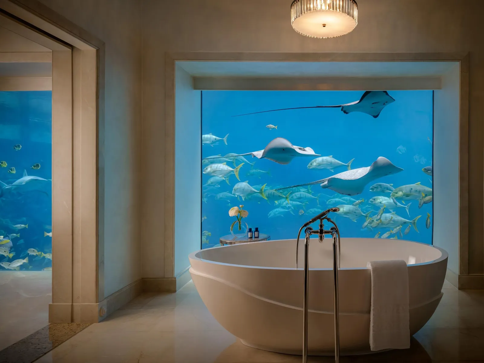 The underwater suite’s bath before the window with rays