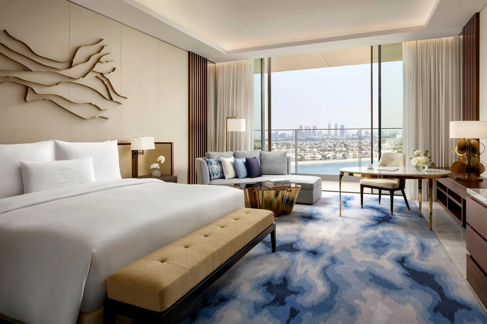 A Royal Club king room facing the Palm