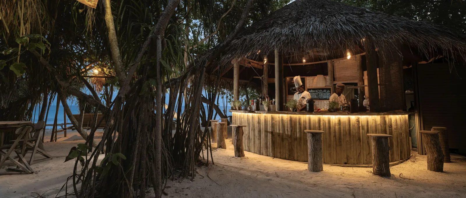 Ceylon Bliss in the evening: the wooden bar beneath a big tree