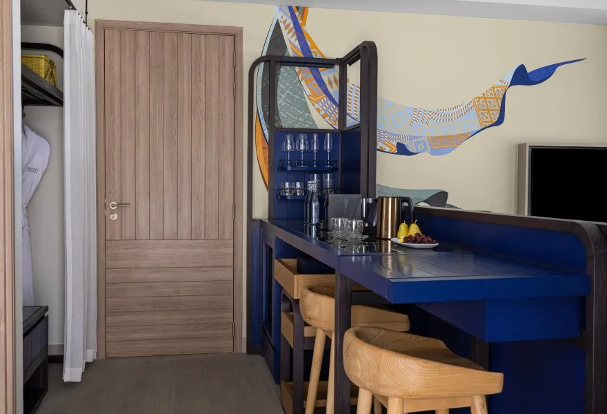 In the 2-bedroom ocean-view pavilion: the blue pantry with its stools, the door and the open wardrobe.