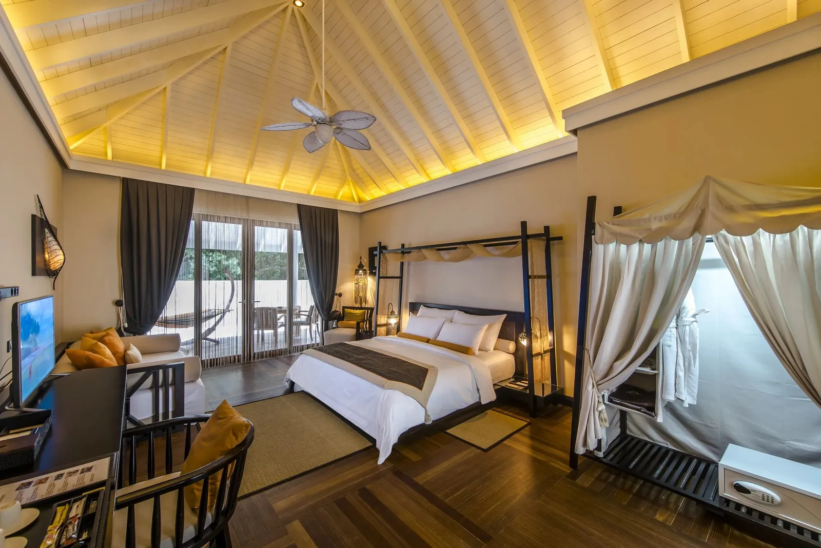 A Garden Villa bedroom: the canopy bed and the high ceiling