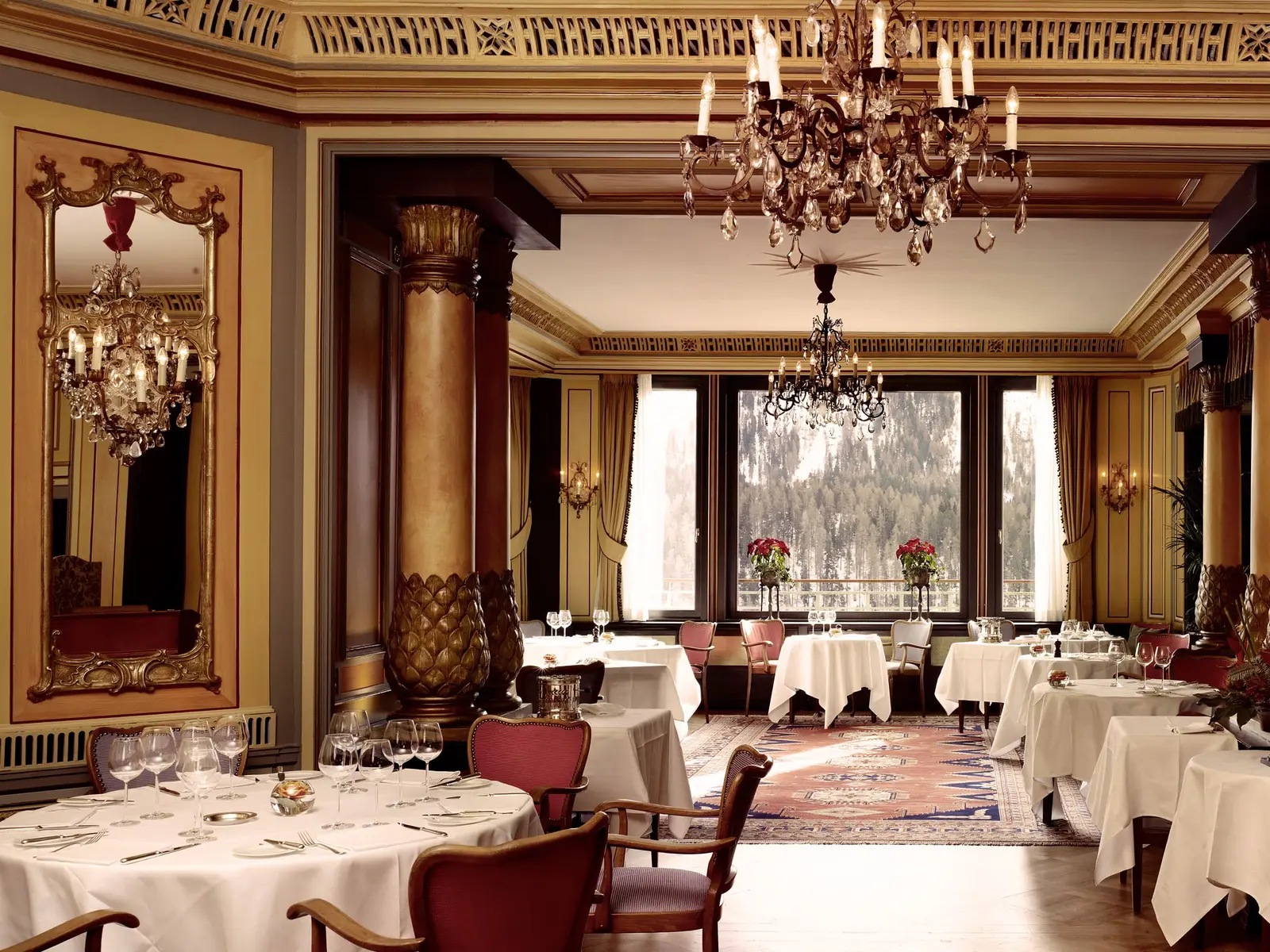 Le Relais: gilded columns, crystal chandeliers, tables in white cloths and the windows at the end of the room.