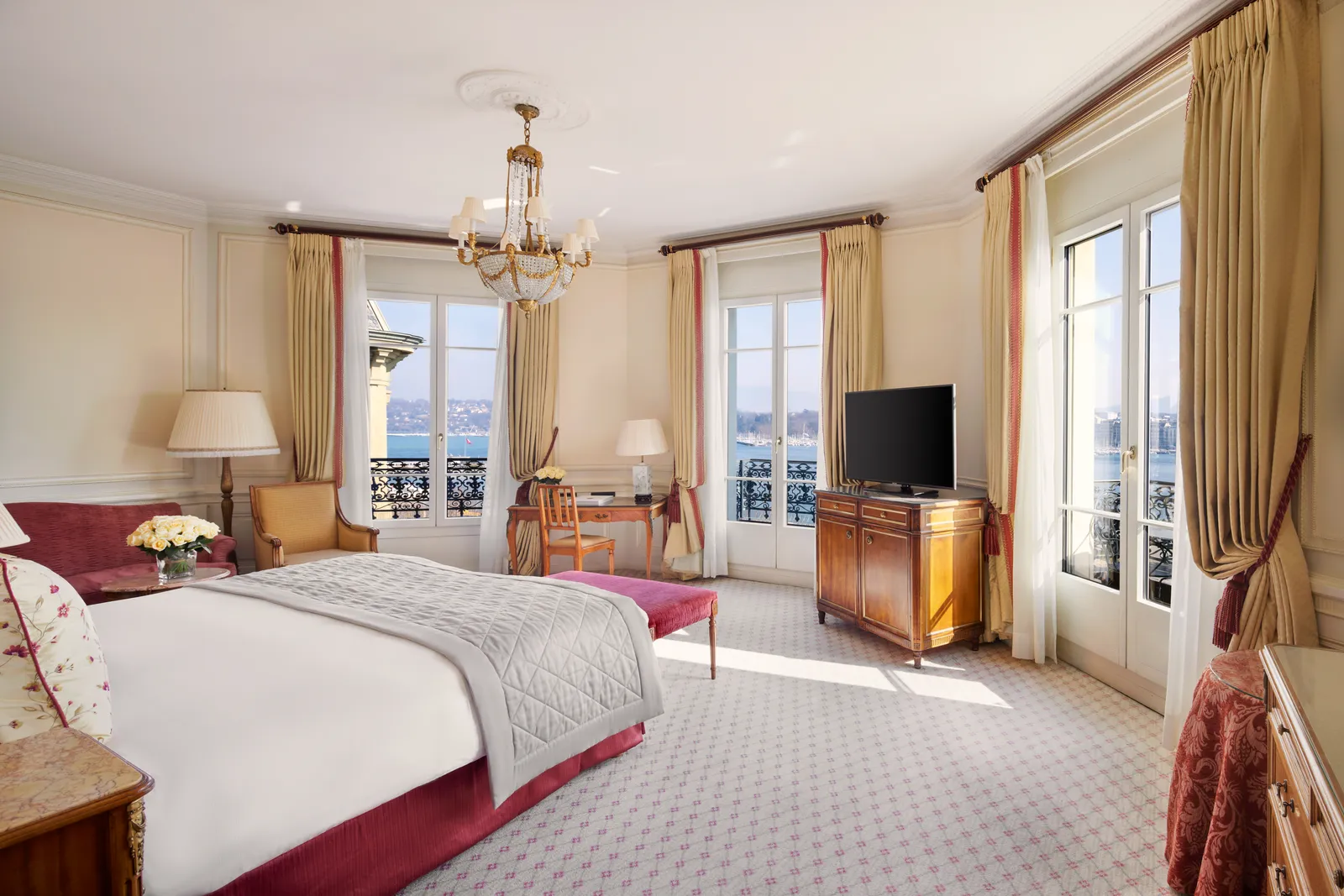 A Junior Suite Lake View Panorama, with windows on the lake