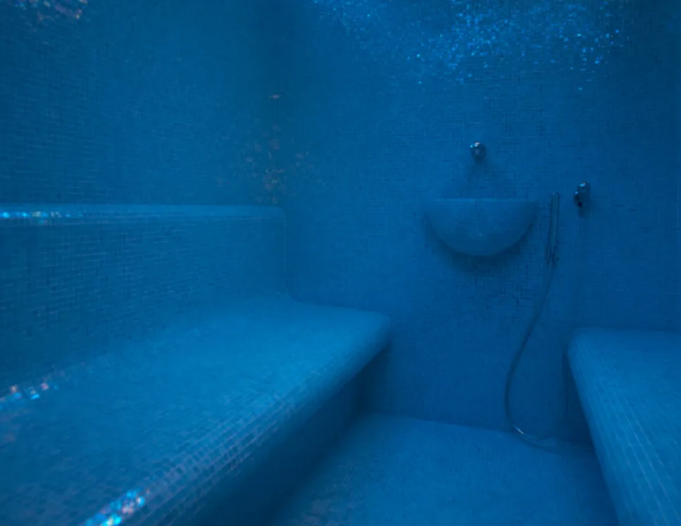 L’hammam rivestito di mosaico blu