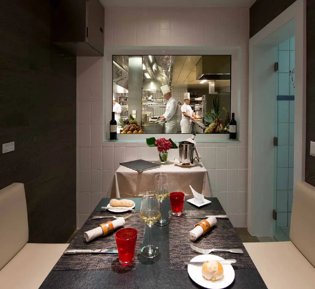 Il tavolo del Bureau du chef, con la finestra sulla cucina