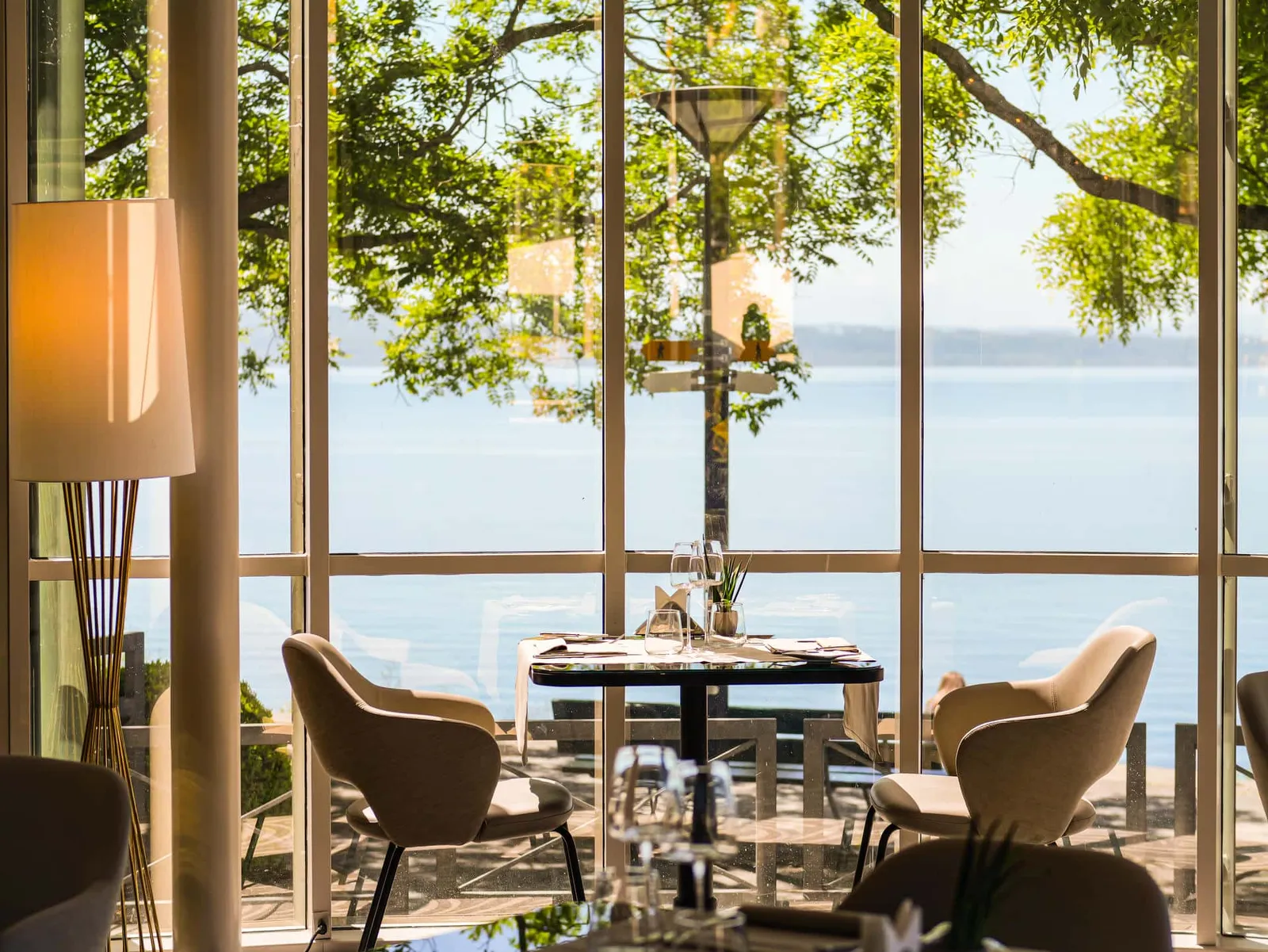 Un tavolo di O’Terroirs davanti alle vetrate sul lago