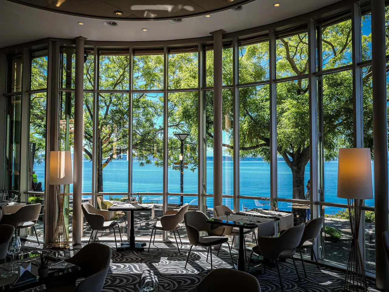 La sala rotonda di O’Terroirs, con le vetrate sul lago