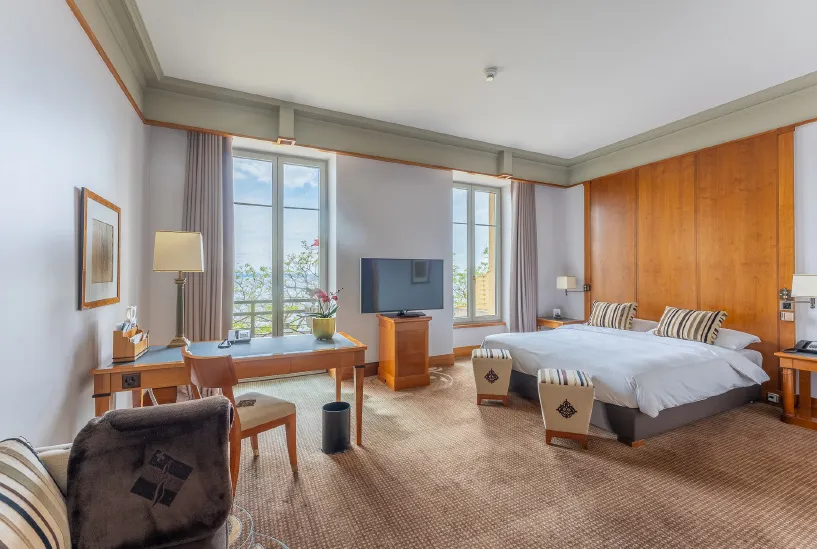 La Deluxe Balcony Room, con la scrivania e la portafinestra