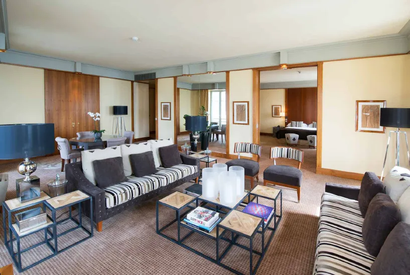 Il salotto della suite Esplanade, con i divani a righe