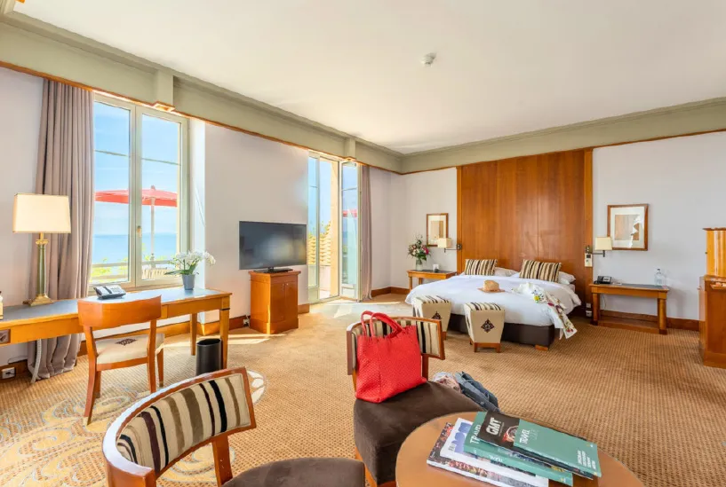 La Junior Suite Deluxe, con la scrivania accanto alla finestra sul lago