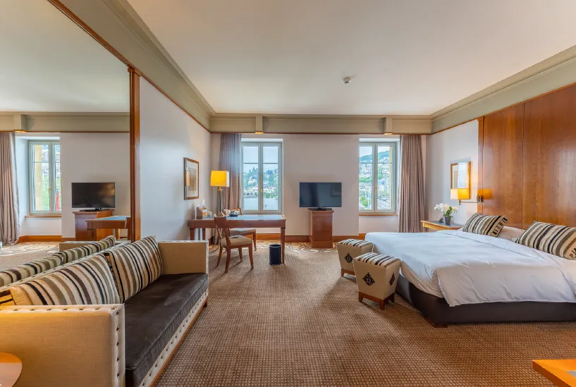 La Superior Room, con il divano a righe accanto al letto