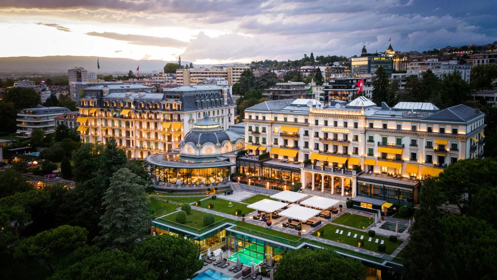 Il Beau-Rivage Palace e i giardini sul lago