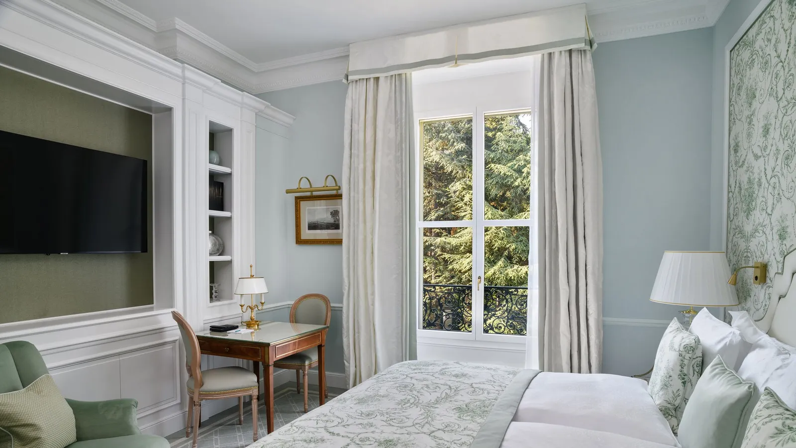 Superior Lausanne City & Garden View Room