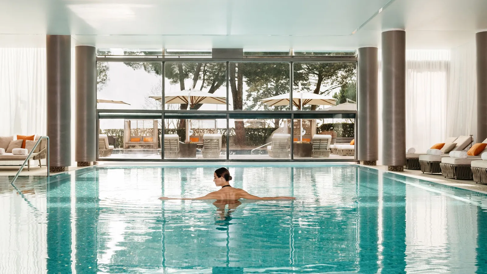 La piscina interna della Guerlain Spa
