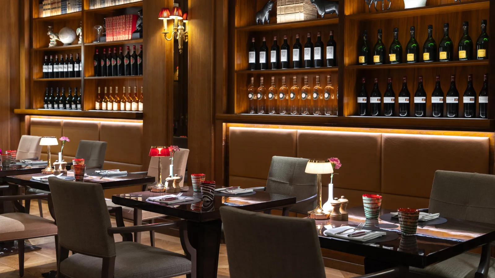 I tavoli e la parete dei vini della Brasserie VUE