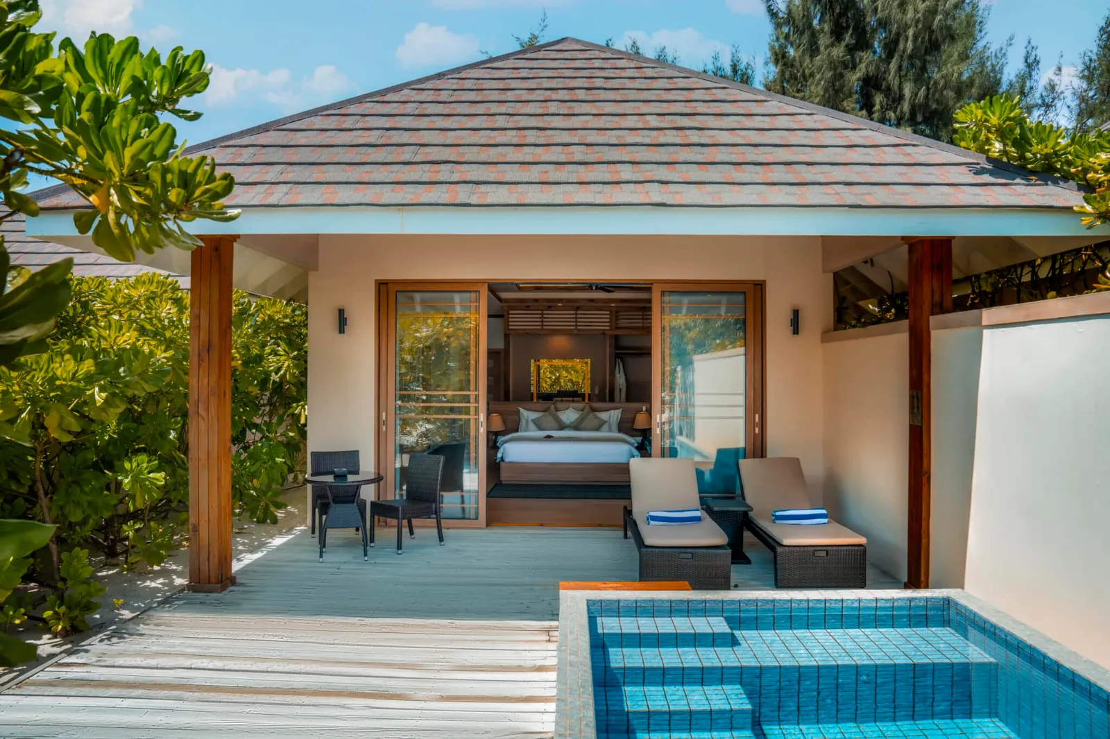 The villa with its pool in front of the terrace.