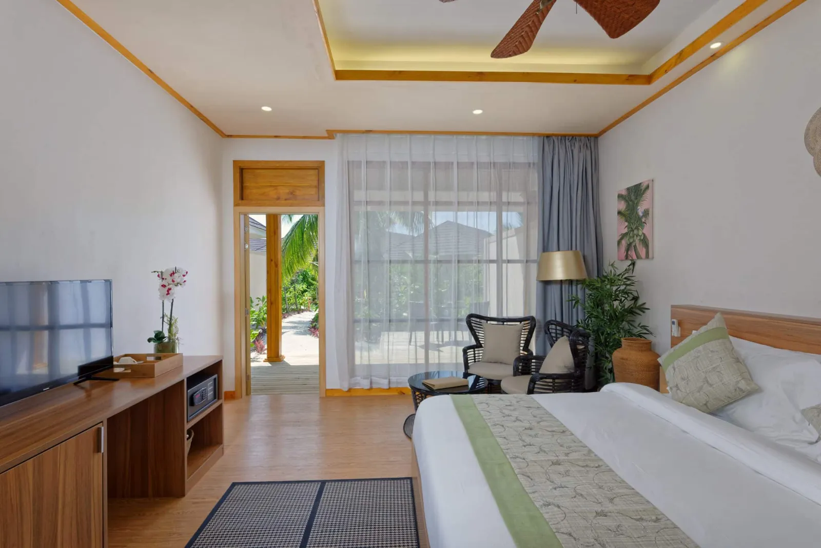 The bedroom with its bed and doors towards the terrace.