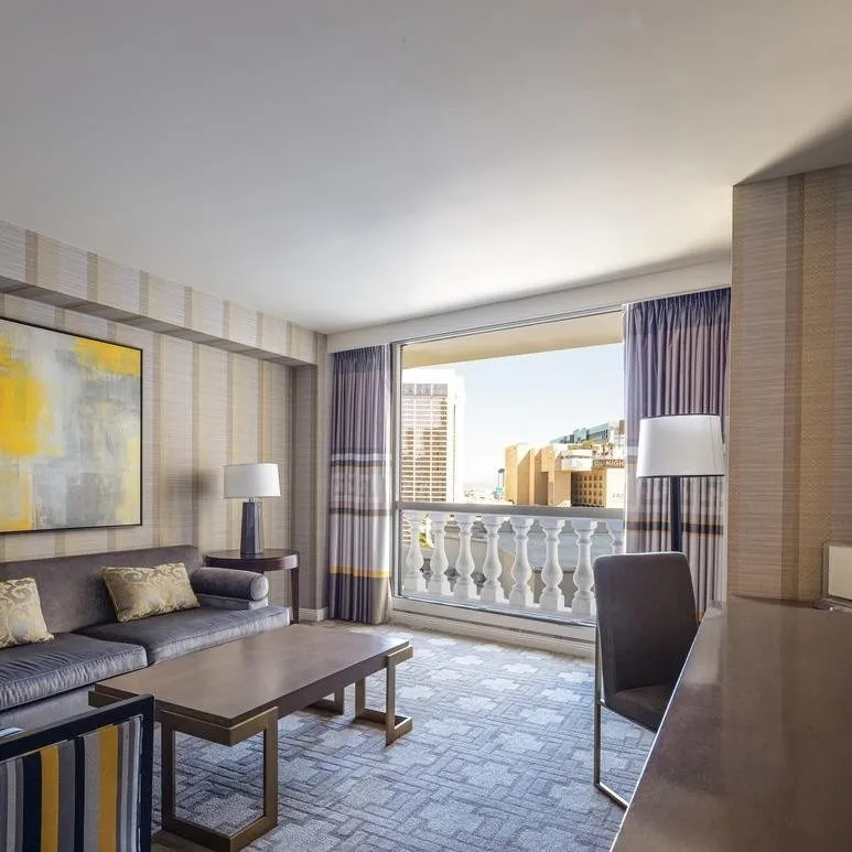 Julius Executive Studio Suite | 1 King | Strip View | Non-Smoking