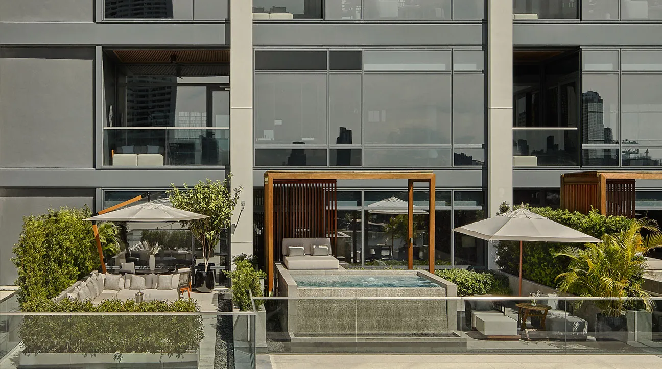 La Verandah Suite vista da fuori: la terrazza con ombrellone, la sala di legno e la vasca, al terzo piano.