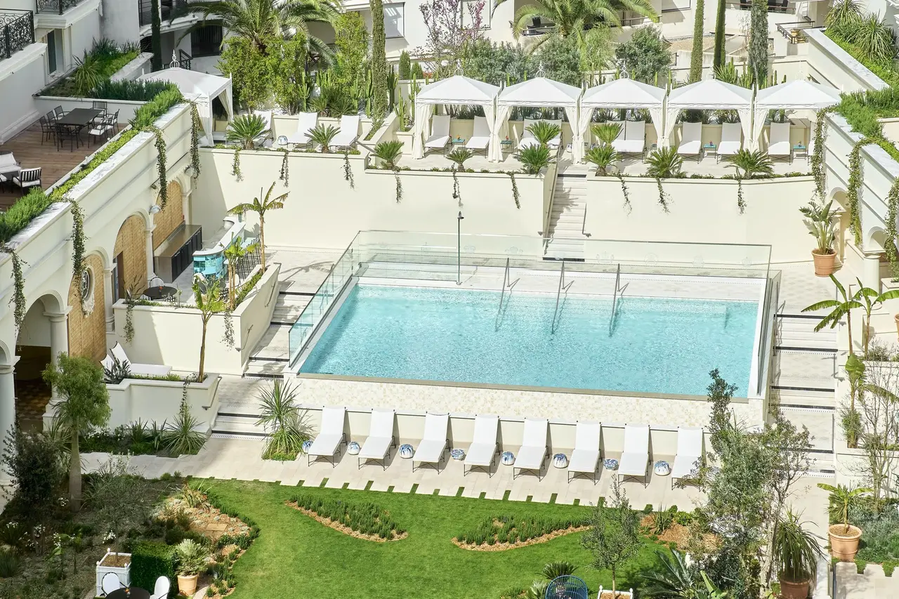 The infinity pool between the wings of Carlton Cannes