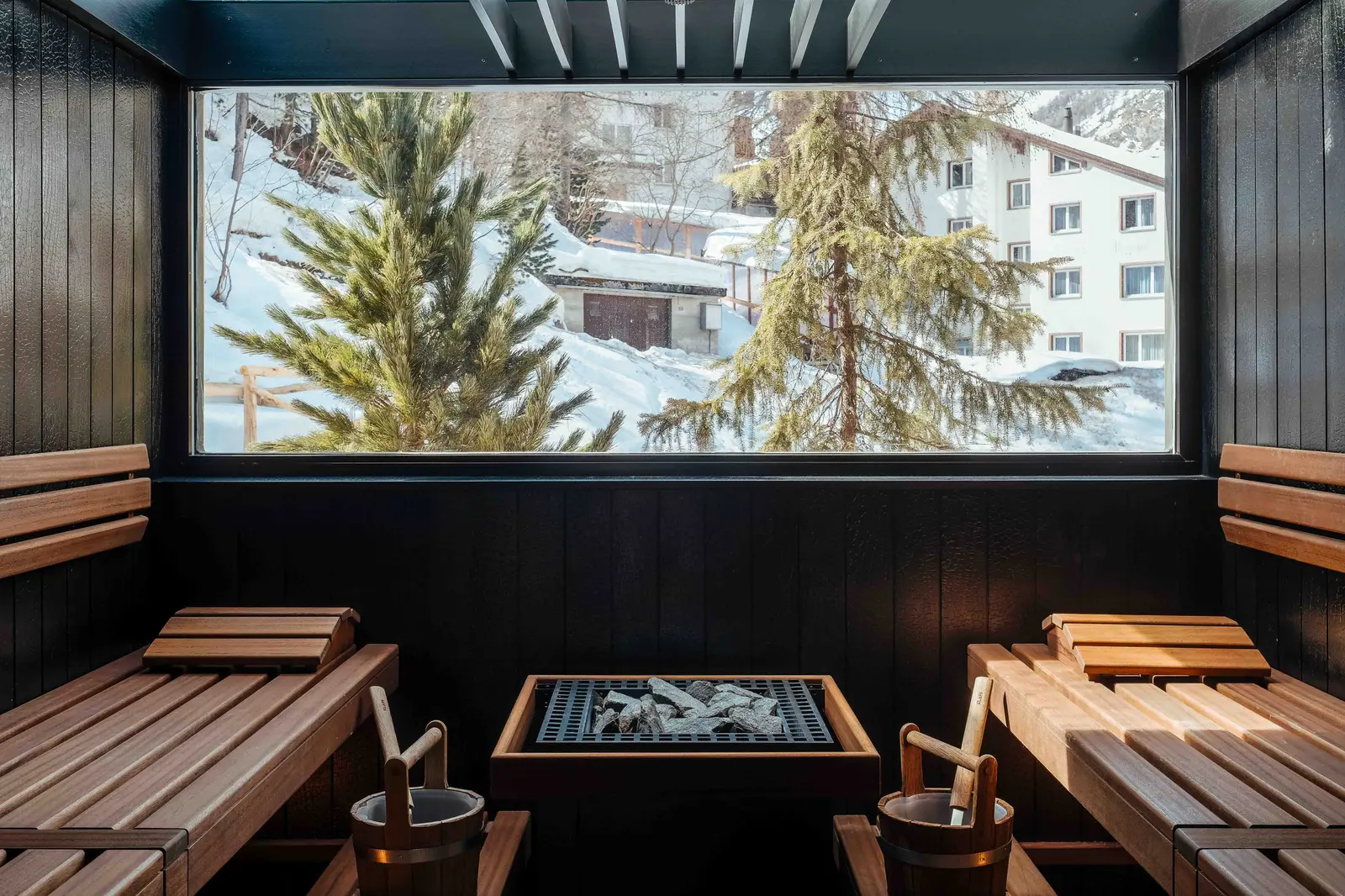 La sauna del CERVO con la montagna oltre il vetro