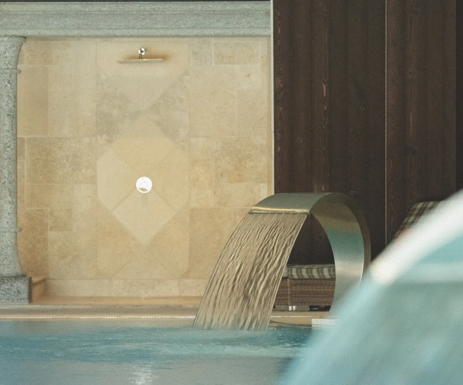 La cascata della piscina coperta