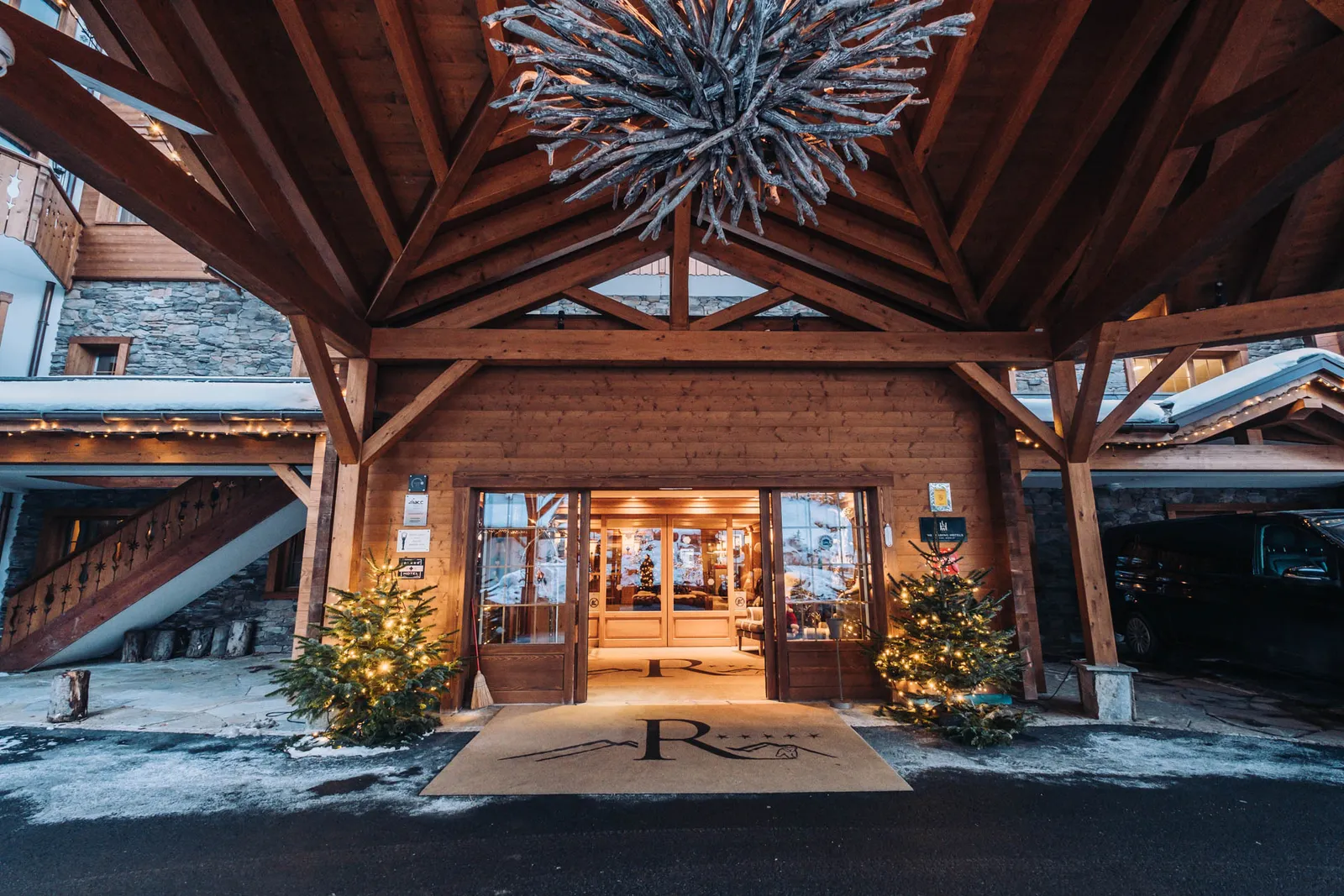 L’ingresso sotto la tettoia di legno