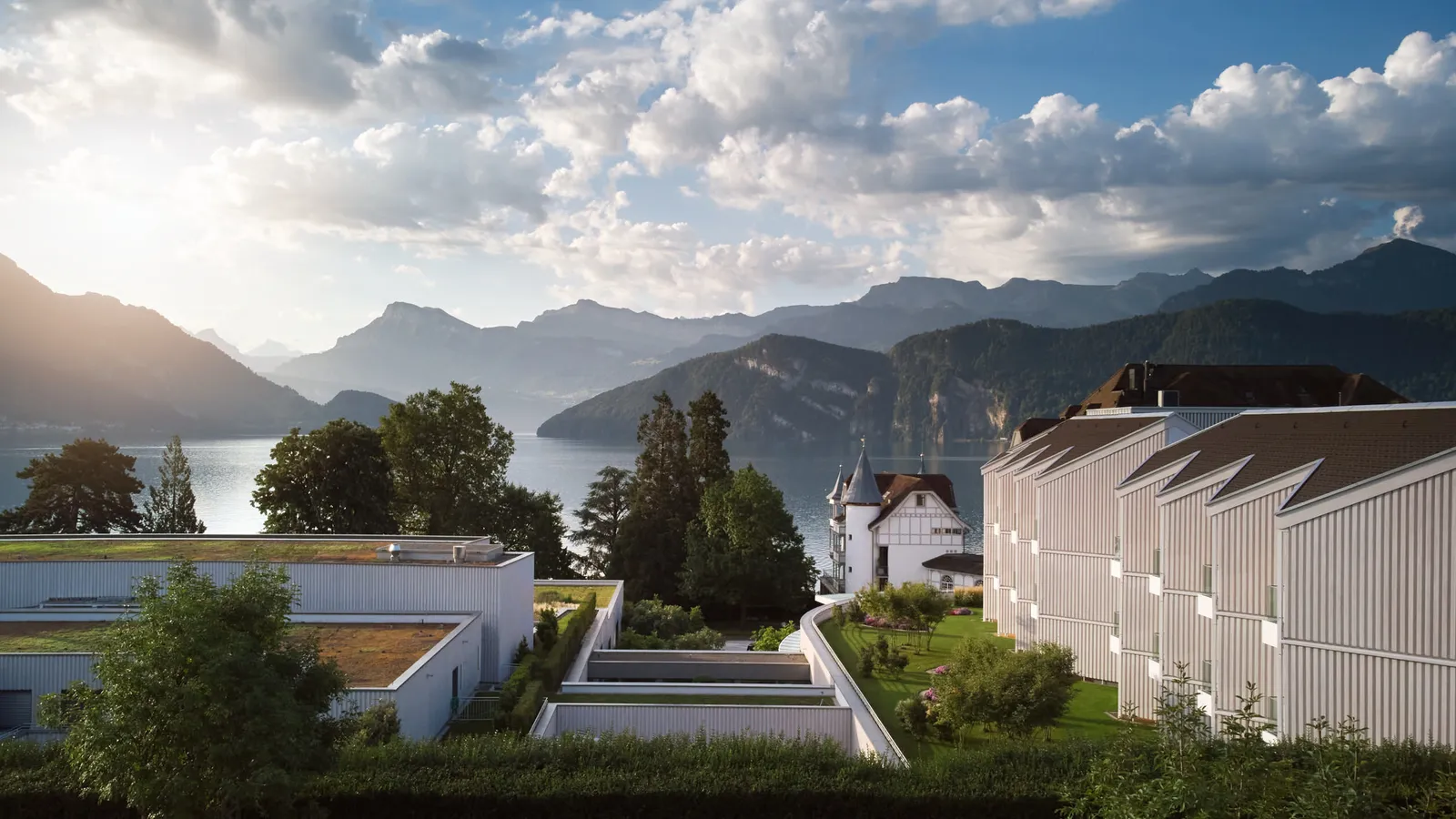 L’edificio contemporaneo e il lago dalle terrazze del Chenot Palace