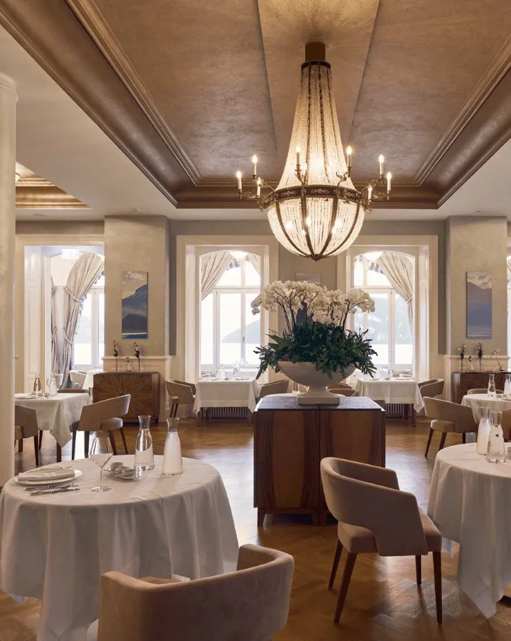 La Dining Room con il lampadario e le finestre ad arco